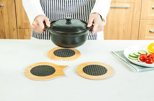 Cách làm sạch bàn đá bếp - sử dụng tấm lót nhiệt cho đồ nóng