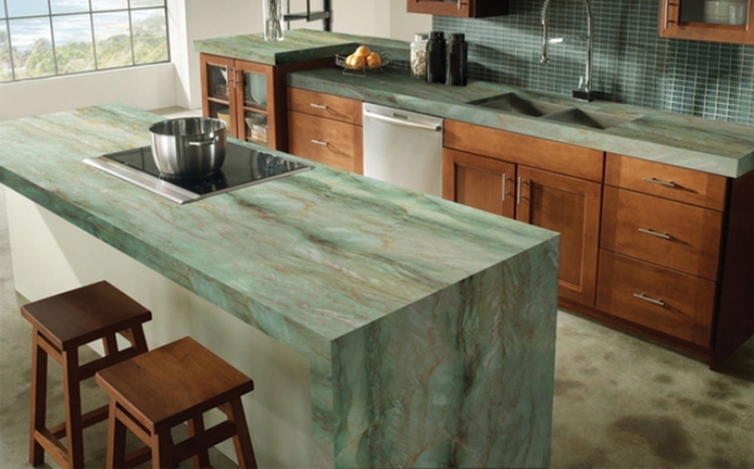 Căn bếp được hoàn thiện bằng loại đá marble xanh dương 