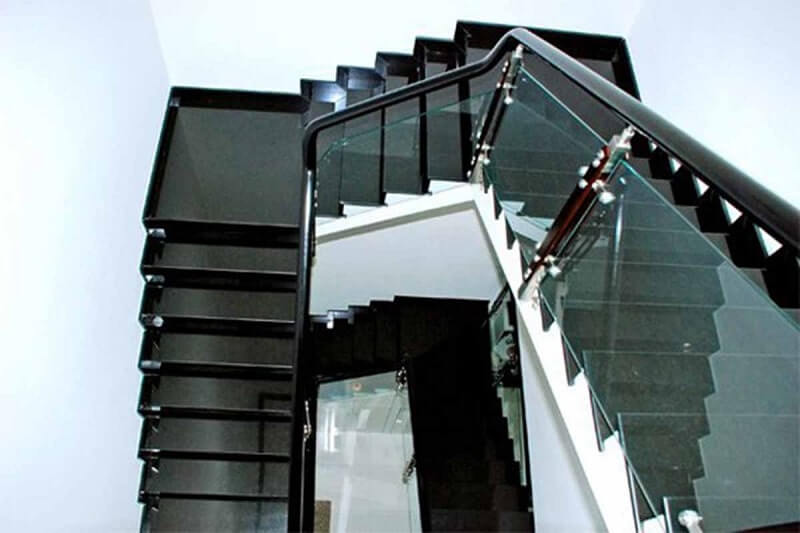Cầu thang được ốp đá marble đen sang trọng